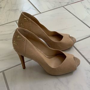 Beige Gianni Bini heels